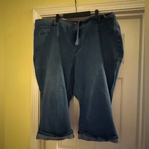 Avenue Women's Blue Capri Jeans